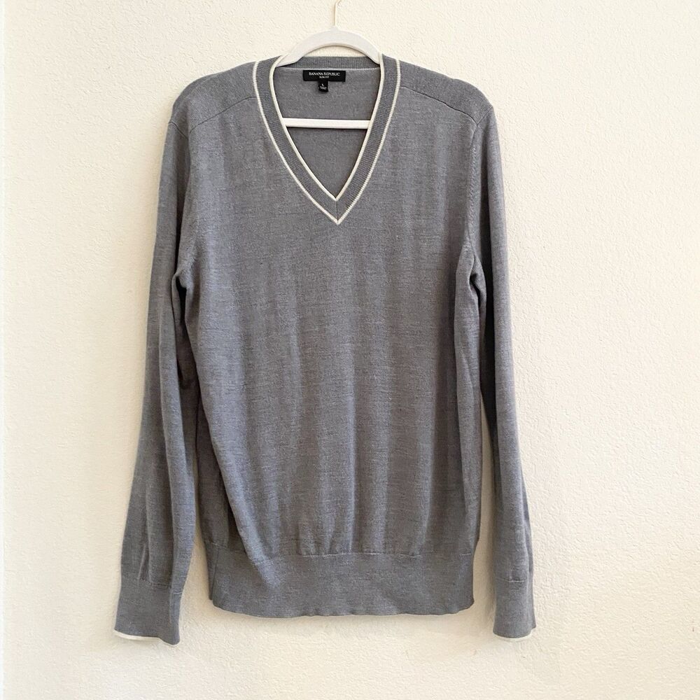Banana Republic Men’s V-neck Slim Fit Merino Wool Gray Sweater‎ Large